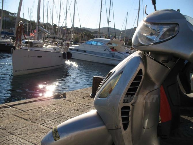 Porto azzurro Elba Honda SH (45) Porto azzurro Elba Honda SH (45)